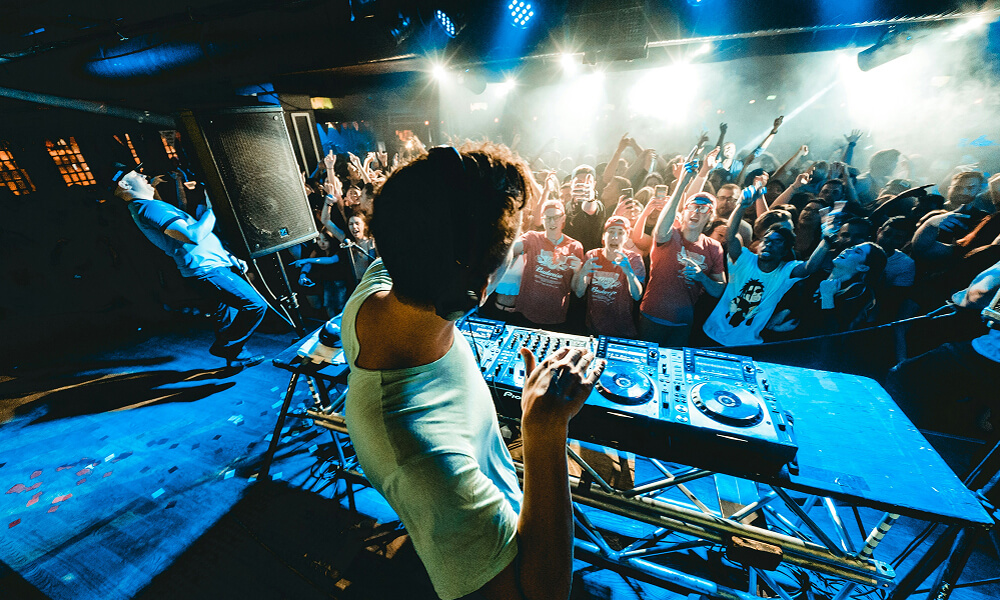 Live Music vs DJ Nights – What to Expect